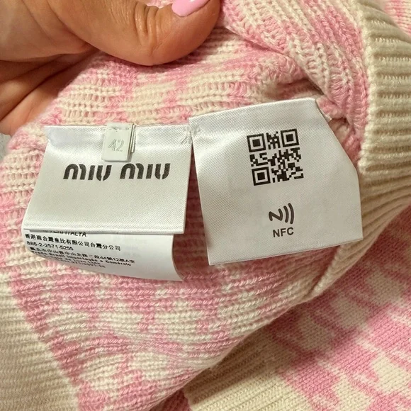 Miu Miu Pink and Cream Houndstooth Knit Mini Skirt with Logo - Picture 3 of 3
